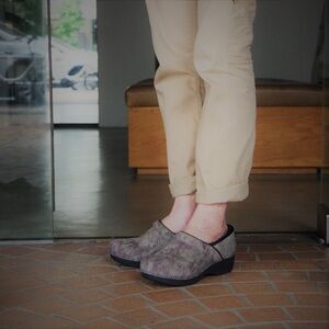 LIKE NEW Dansko Pro XP 2.0 khaki marbled Nubuck leather clogs EU 40